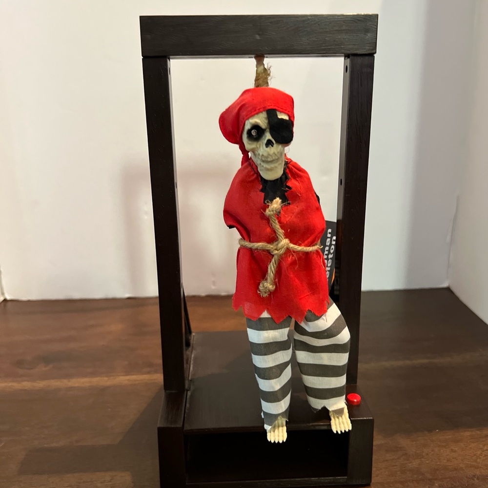 2008 Magic Power Halloween Hanged Pirate Skeleton Lite Up Eye & Sound